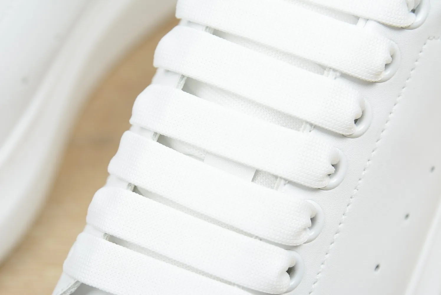 👟👟Ex-factory price 480👟👟 Women's clothing women's shoes women's clothing Mc Queen McQueen cowhide black leather tail 35-44 ‼ ️‼ ️ Alexa**er McQue**n Paris Fashion Week latest casual fashion sneakers high version ❗️❗️ Variety of fashion and different styles experience ‼ ️‼ ️Female size 34-40 Men’s size 38-44 Comes with full counter packaging!
